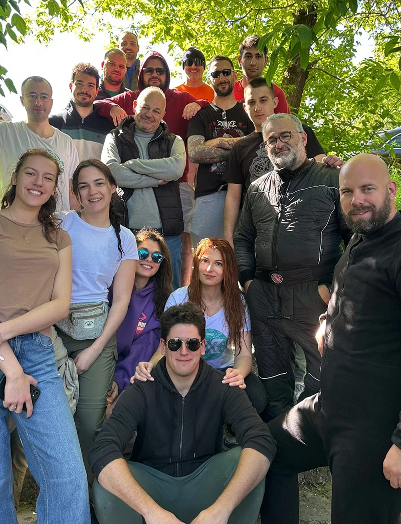 Velika grupa članova kluba pozira zajedno